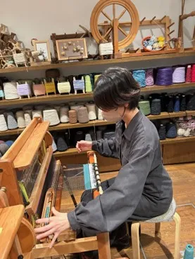 手織りする様子